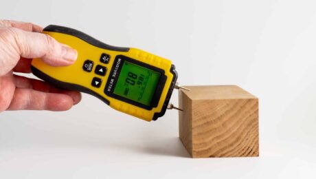 Medidor de humedad para madera en control de calidad de carpintería