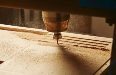 CNC para madera en un taller profesional Centro de mecanizado CNC para madera trabajando un tablero en un taller profesional