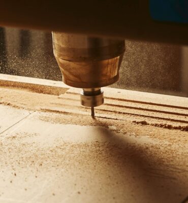 Centro de mecanizado CNC para madera trabajando un tablero en un taller profesional