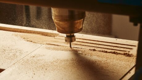 CNC para madera en un taller profesional Centro de mecanizado CNC para madera trabajando un tablero en un taller profesional